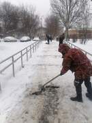 Коммунальные службы Кировского района продолжают уборку территории от снега и обработку от наледи #9