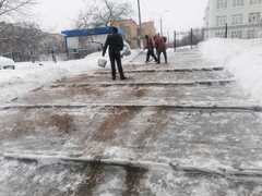 Коммунальные службы Кировского района продолжают уборку территории от снега и обработку от наледи #7