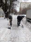 Коммунальные службы Кировского района продолжают уборку территории от снега и обработку от наледи #8