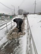 Несмотря на активное таяние снега, коммунальные службы Кировского района продолжают наводить порядок после непогоды #5