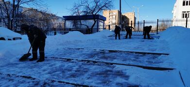 В Кировском районе продолжаются работы по уборке снега и наледи #1