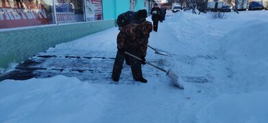 В Кировском районе продолжаются работы по уборке снега и наледи #3