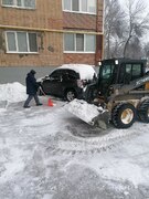 В Кировском районе продолжаются работы по уборке снега и наледи #7