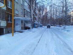 В Кировском районе продолжается очистка придомовых территорий и внутриквартальных дорог от снега и наледи #1