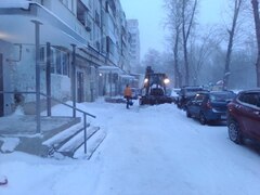 В Кировском районе продолжается уборка снега #4
