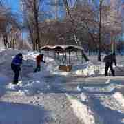 В Кировском районе продолжается механизированная и ручная расчистка незакреплённых территорий района #3