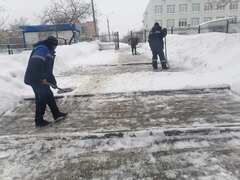 В Кировском районе продолжается усиленная уборка снега и наледи #6
