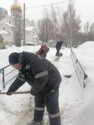 В Кировском районе продолжается усиленная уборка снега и наледи #7