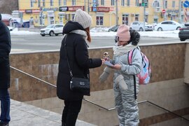 В Кировском районе члены молодёжного парламента организовали и провели уличную акцию "Дарю тепло" #2