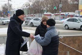 В Кировском районе члены молодёжного парламента организовали и провели уличную акцию "Дарю тепло" #3