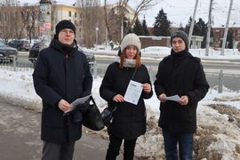 В Кировском районе члены молодёжного парламента организовали и провели уличную акцию "Дарю тепло" #4
