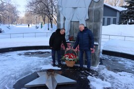 В Кировском районе в преддверии Дня защитника Отечества возложили цветы к вечному огню #4