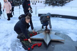 В Кировском районе в преддверии Дня защитника Отечества возложили цветы к вечному огню #2